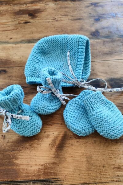 Ensemble de naissance bleu azur (béguin, chaussons, moufles) 0-3 mois
