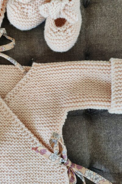 Brassière cache-cœur “Eglantine” en pure laine mérinos avec cordon ou ruban Liberty – Tailles 0-3 mois et 3-6 mois – Nombreux coloris