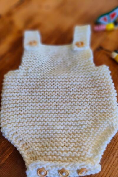 Barboteuse « petit lutin » en pur mérinos écrue – taille 0-3 mois