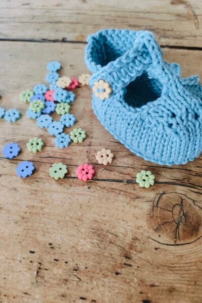 Ensemble barboteuse et chaussons « Clémence » en coton bleu ciel – Taille naissance