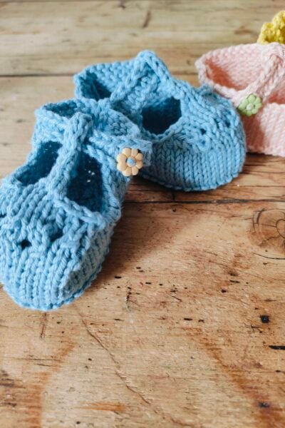 Ensemble barboteuse et chaussons « Clémence » en coton bleu ciel – Taille naissance