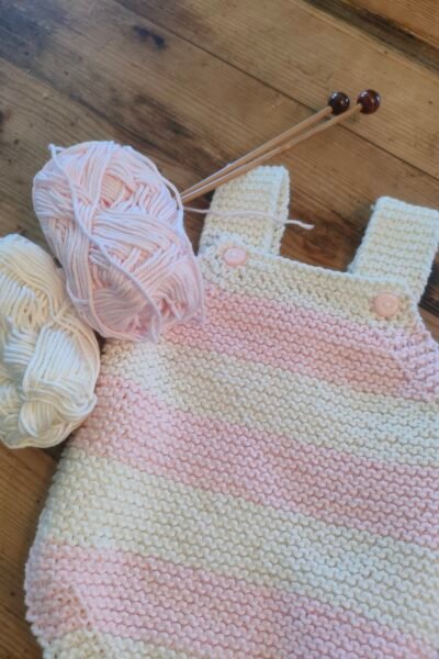 Ensemble barboteuse rayée rose/écrue et chaussons montants écrus en coton – Taille 1-3 mois