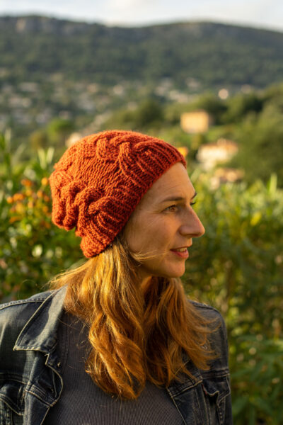 Bonnet « slouchy » à torsades en acrylique coloris brique et moutarde