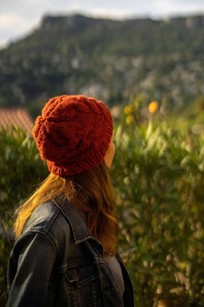 Bonnet « slouchy » à torsades en acrylique coloris brique et moutarde