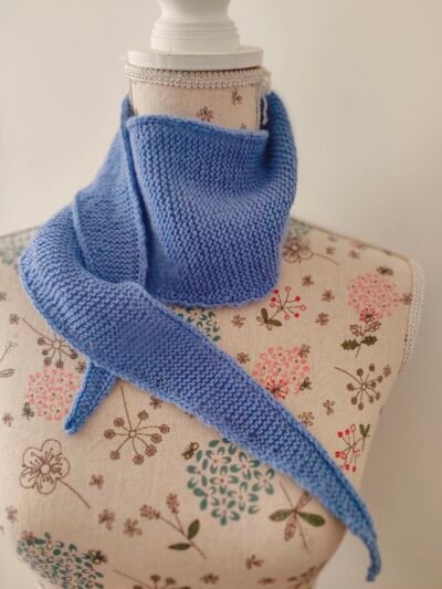Le p'tit foulard en mérinos bleu lavande – Image 5