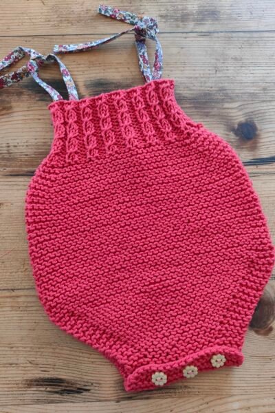 Barboteuse à torsades en pur coton, bretelles « Liberty » – Coloris « cerise » – Taille naissance-3 mois