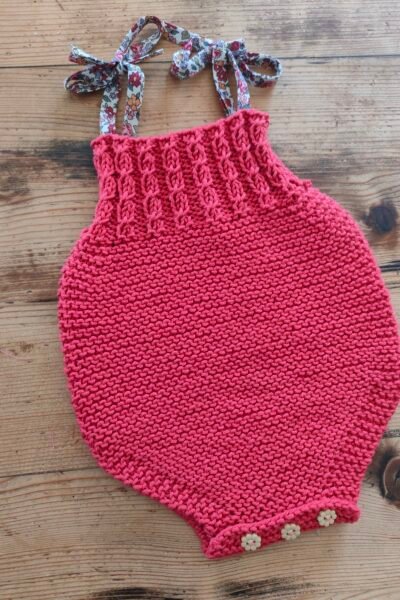 Barboteuse à torsades en pur coton, bretelles « Liberty » – Coloris « cerise » – Taille naissance-3 mois