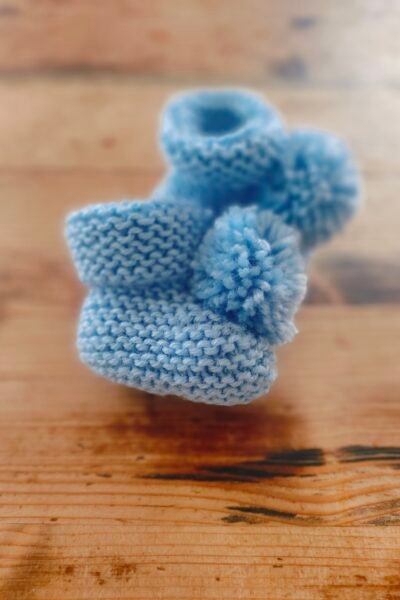 Les Pom-Pom Booties en laine peignée et acrylique – Tailles naissance à 9 mois