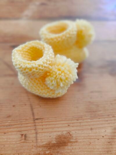 Les Pom-Pom Booties en laine peignée et acrylique - 0-3 mois - coloris écru, bleu ciel, jaune paille, rose – Image 7
