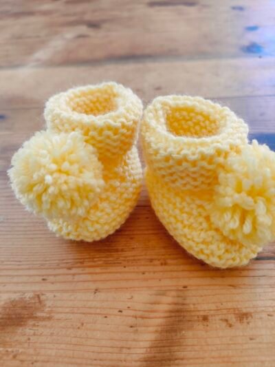 Les Pom-Pom Booties en laine peignée et acrylique - 0-3 mois - coloris écru, bleu ciel, jaune paille, rose – Image 9