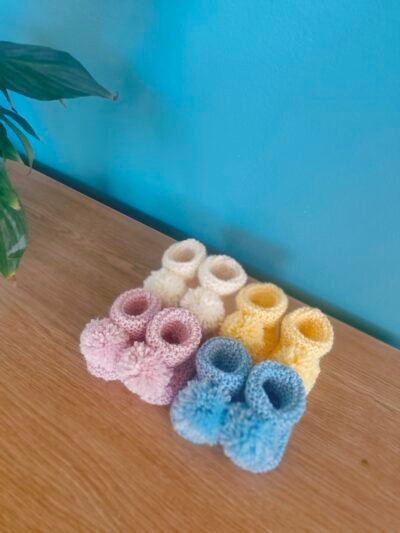 Les Pom-Pom Booties en laine peignée et acrylique - 0-3 mois - coloris écru, bleu ciel, jaune paille, rose – Image 14