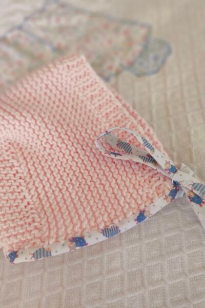 Béguin en coton avec biais – rose layette – taille 0-3 mois