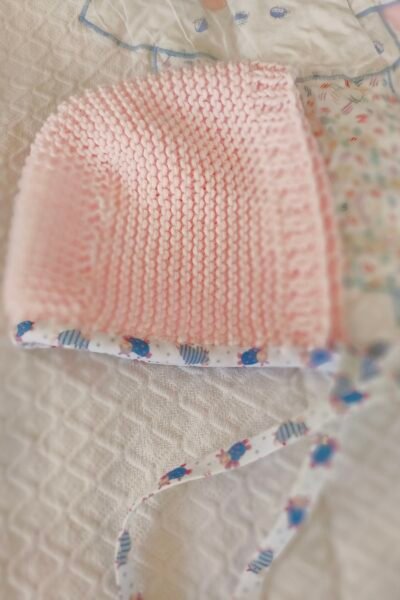 Béguin en coton avec biais – rose layette – taille 0-3 mois
