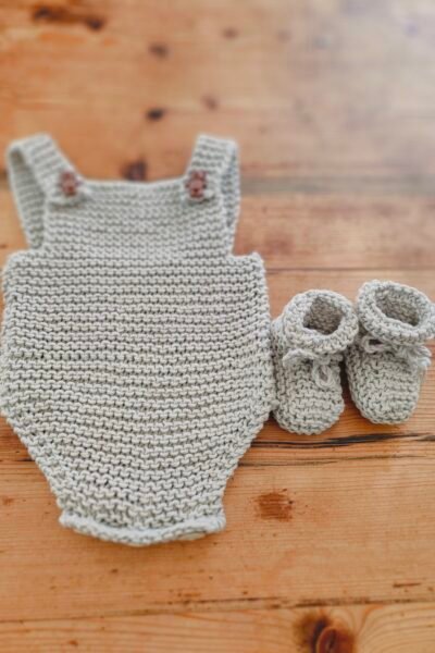 Ensemble « petit lutin » barboteuse et chaussons montants en coton – Tailles 0 à 6 mois – Nombreux coloris