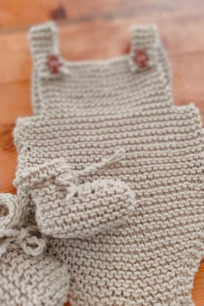Ensemble « petit lutin » barboteuse et chaussons montants en coton – Tailles 0 à 6 mois – Nombreux coloris