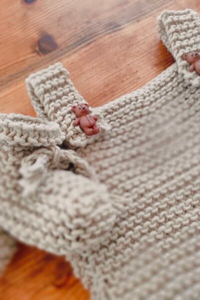 Ensemble « petit lutin » barboteuse et chaussons montants en coton – Tailles 0 à 6 mois – Nombreux coloris