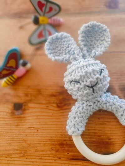 Hochet lapin en coton bleu ciel avec anneau de dentition en bois naturel (grand modèle) – Image 3
