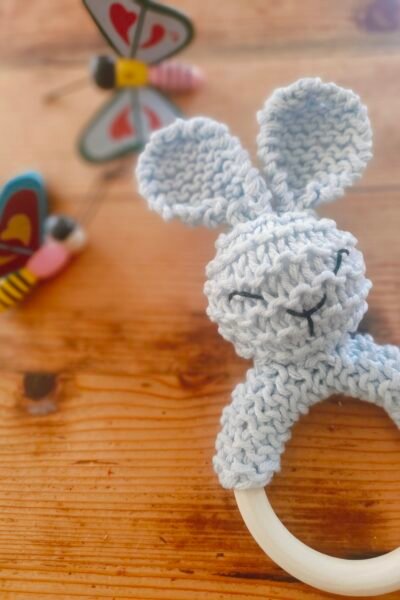Hochet lapin en coton bleu ciel avec anneau de dentition en bois naturel (grand modèle)