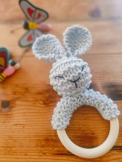 Hochet lapin en coton bleu ciel avec anneau de dentition en bois naturel (grand modèle)
