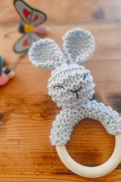 Hochet lapin en coton bleu ciel avec anneau de dentition en bois naturel (grand modèle)
