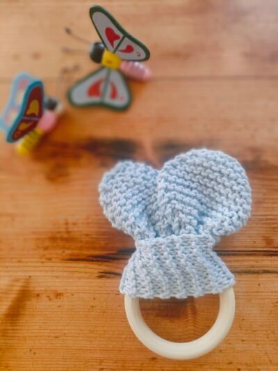 Hochet oreilles de lapin en coton bleu ciel avec anneau de dentition en bois naturel (grand modèle)
