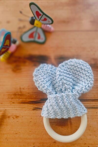 Hochet oreilles de lapin en coton bleu ciel avec anneau de dentition en bois naturel (grand modèle)