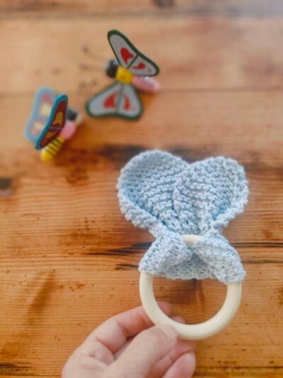 Hochet oreilles de lapin en coton bleu ciel avec anneau de dentition en bois naturel (grand modèle) – Image 3