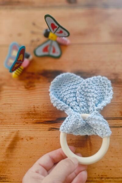 Hochet oreilles de lapin en coton bleu ciel avec anneau de dentition en bois naturel (grand modèle)