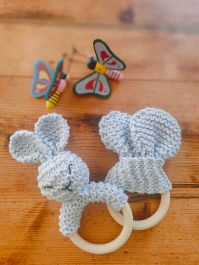Hochet lapin en coton bleu ciel avec anneau de dentition en bois naturel (grand modèle) – Image 2