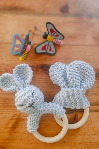 Hochet oreilles de lapin en coton bleu ciel avec anneau de dentition en bois naturel (grand modèle)