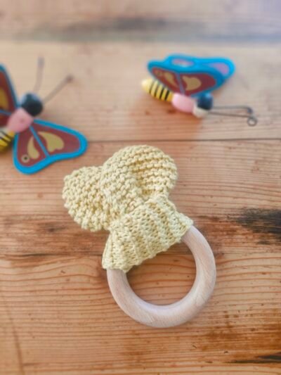 Hochet oreilles de lapin en coton jaune avec anneau de dentition en bois de hêtre (petit modèle)