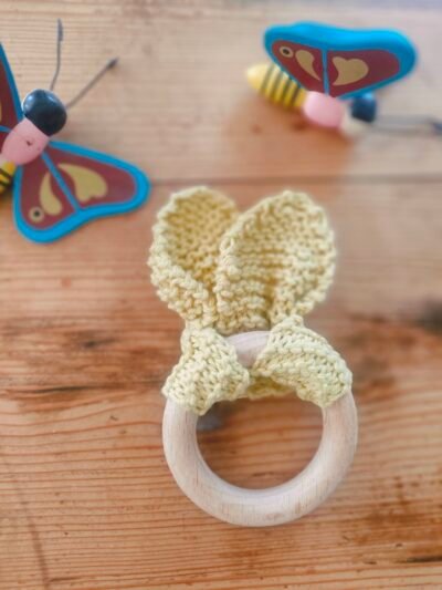 Hochet oreilles de lapin en coton jaune avec anneau de dentition en bois de hêtre (petit modèle) – Image 2