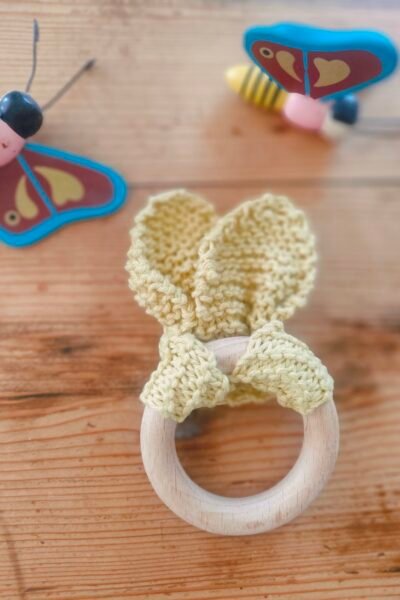 Hochet oreilles de lapin en coton jaune avec anneau de dentition en bois de hêtre (petit modèle)