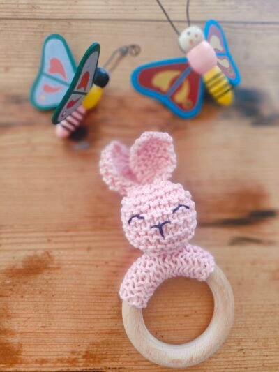 Hochet lapin en coton rose avec anneau de dentition en bois de hêtre (petit modèle) – Image 2