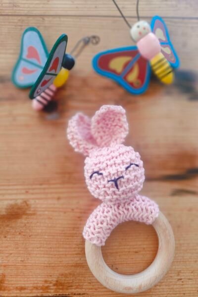 Hochet lapin en coton rose avec anneau de dentition en bois de hêtre (petit modèle)