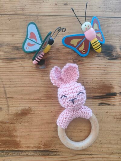 Hochet lapin en coton rose avec anneau de dentition en bois de hêtre (petit modèle) – Image 3