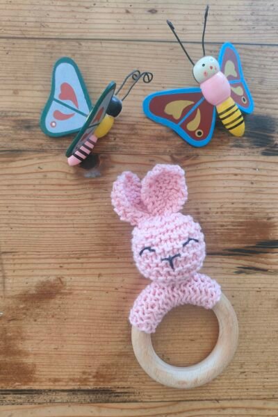 Hochet lapin en coton rose avec anneau de dentition en bois de hêtre (petit modèle)