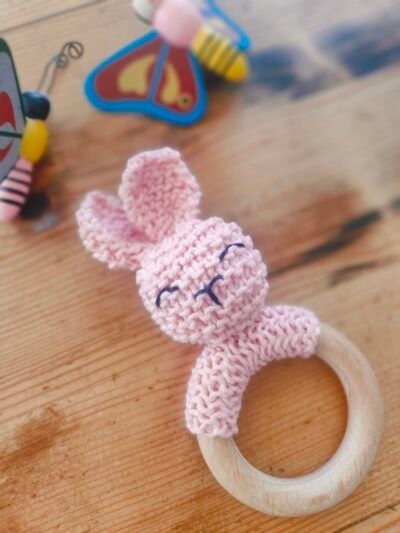 Hochet lapin en coton rose avec anneau de dentition en bois de hêtre (petit modèle) – Image 4