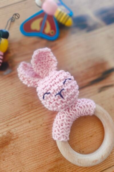 Hochet lapin en coton rose avec anneau de dentition en bois de hêtre (petit modèle)