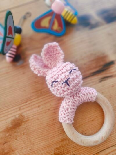 Hochet lapin en coton rose avec anneau de dentition en bois de hêtre (petit modèle)
