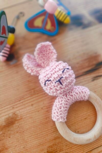 Hochet lapin en coton rose avec anneau de dentition en bois de hêtre (petit modèle)