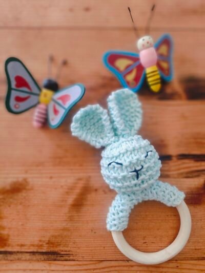 Hochet lapin en coton vert d'eau avec anneau de dentition en bois naturel (grand modèle)