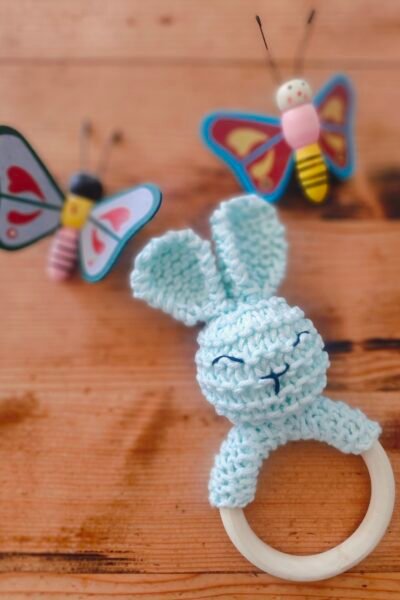 Hochet lapin en coton vert d’eau avec anneau de dentition en bois naturel (grand modèle)