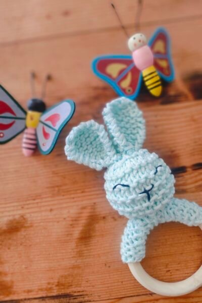 Hochet lapin en coton vert d’eau avec anneau de dentition en bois naturel (grand modèle)