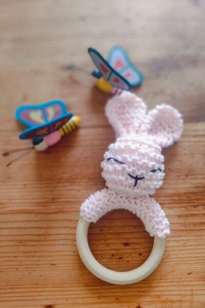 Hochet lapin en coton avec anneau de dentition en bois naturel (grand modèle)