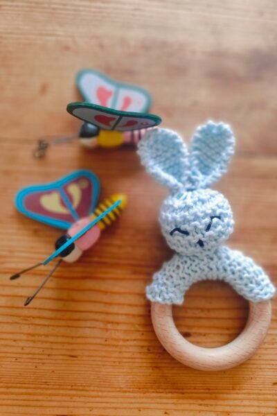 Hochet lapin en coton avec anneau de dentition en bois de hêtre