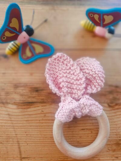 Hochet oreilles de lapin en cotonrose avec anneau de dentition en bois de hêtre (petit modèle) – Image 5