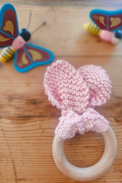Hochet oreilles de lapin en cotonrose avec anneau de dentition en bois de hêtre (petit modèle)