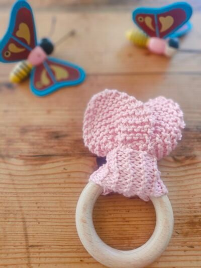 Hochet oreilles de lapin en cotonrose avec anneau de dentition en bois de hêtre (petit modèle) – Image 4