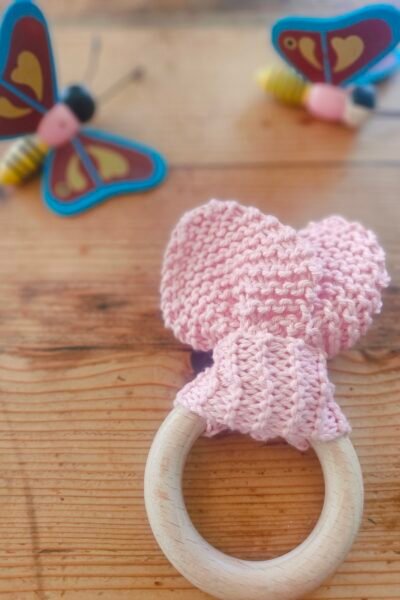Hochet oreilles de lapin en cotonrose avec anneau de dentition en bois de hêtre (petit modèle)